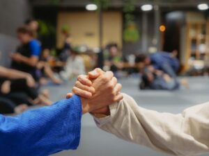 Handslag vid mattan för jiu jitsu